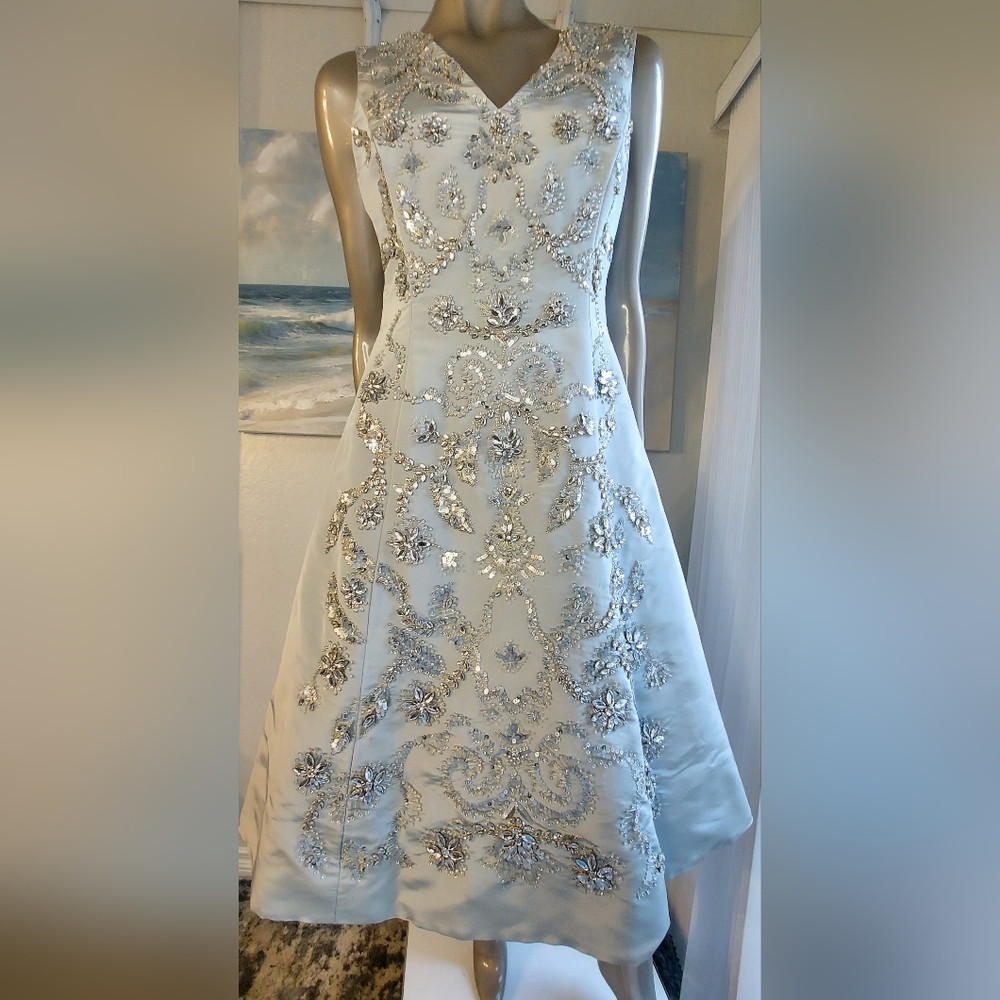 $7,000 OSCAR DE LA RENTA EXCLUS SILK LIGHT BLUE CRYSTAL EMBROID RUNWAY …